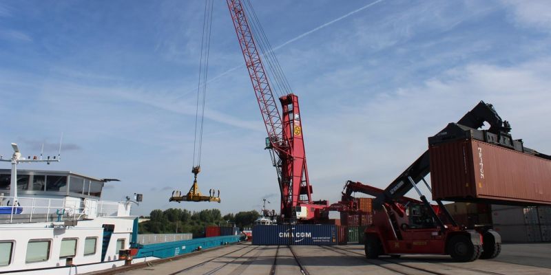 Honda zet containers op binnenschip tussen Antwerpen en Gent