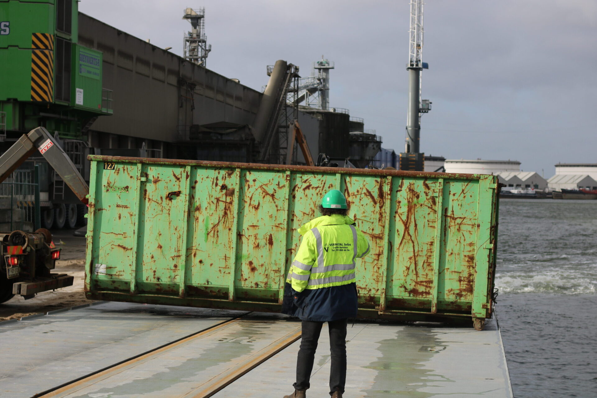 Testvaart met schroot in afvalcontainers
