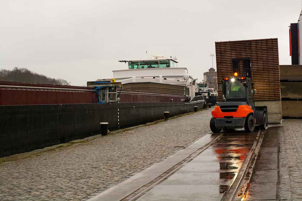 Geluidsschermen voor de E40 (Sint-Denijs-Westrem) aangevoerd met binnenschip